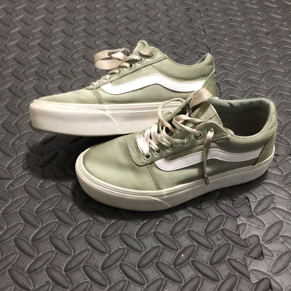 Woman’s vans size 6
